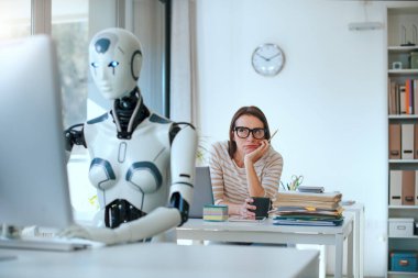 Stresli kadın ve yapay zeka robotu ofis masasında oturup çalışıyor.