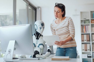 Ofiste çalışan kadın ve yapay zeka robotu, otomasyon ve teknoloji konsepti