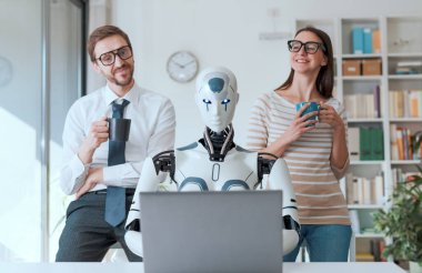 Ofiste çalışan yapay zeka robotunu denetleyen mutlu iş adamları.