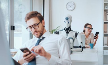 Ofiste çalışan etkili yapay zeka robotu ve akıllı telefonlarıyla konuşan tembel verimsiz çalışanlar.