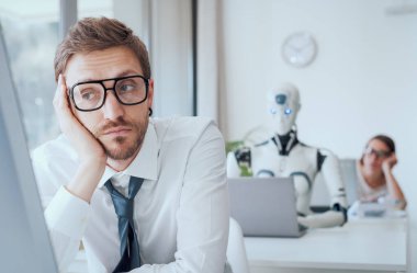 Ofiste verimli bir robotla çalışan bıkkın iş adamları: İş yerindeki yapay zekanın etkisi