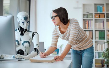 Ofiste çalışan kadın ve yapay zeka robotu, otomasyon ve teknoloji konsepti