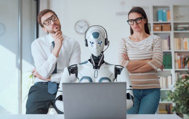 Ofiste çalışan yapay zeka robotunu denetleyen iş adamları hayal kırıklığına uğradı.