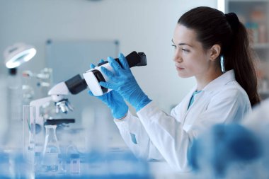 VR kulaklık takan ve laboratuvarda çalışan bilim adamı: sanal gerçeklik ve bilimsel araştırma kavramı