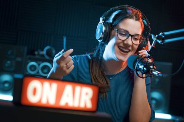 Radyoda çalışan gülümseyen sunucu, o canlı yayında.