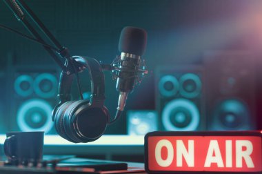 Radyo yayın istasyonu profesyonel ekipmanları ve ön planda On Air Light tabelası