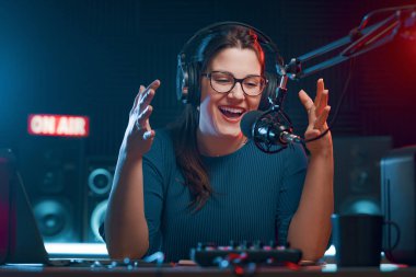 Neşeli radyo DJ 'i radyo programı, eğlence ve iletişim konseptine ev sahipliği yapıyor.