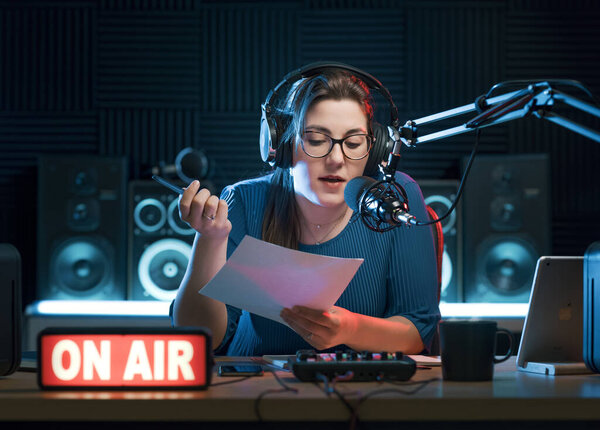 Mujer Presentadora Radio Trabajando Estudio Radio Ella Sostiene Sábanas Habla — Foto de Stock