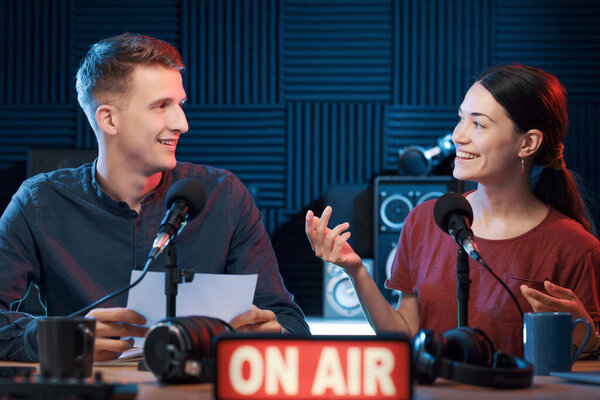 Joven Presentador Radio Entrevistando Invitado Durante Programa Radio — Foto de Stock