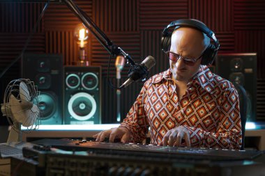 Stüdyo, sanat ve eğlence konseptinde şarkı söyleyip çalan şık bir müzisyen.