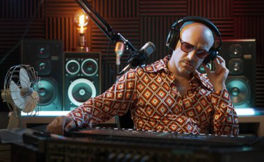 Kayıt stüdyosunda çalışan profesyonel bir müzisyen klavye çalıyor ve bir şarkı kaydediyor.