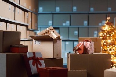 Depodaki Noel hediyeleri: sevkiyat, teslimat ve lojistik konsept