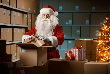 Noel Baba, Noel hediyelerini depodaki teslimat ve lojistik konseptine koyar.