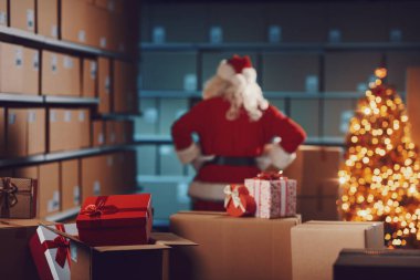 Noel 'de depoda poz veren kendinden emin Noel Baba, lojistik ve dağıtım konsepti