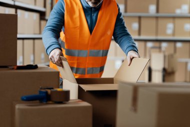 Depo çalışanı bir kutu, lojistik ve dağıtım konsepti açıyor