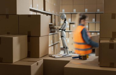 Depo işçisi ve yapay zeka robotu birlikte çalışıyorlar, siparişleri seçiyorlar ve kutuları taşıyorlar: otomasyon ve lojistik kavramı.