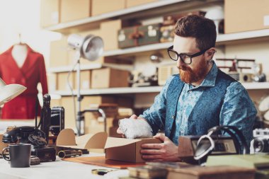 Genç işyeri sahibi nakliye için eşya topluyor, eski ve ikinci el eşyalar satıyor.