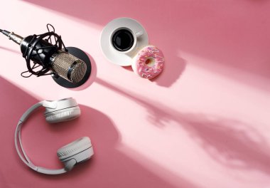 Masadaki mikrofon, kulaklık ve kahve: içerik oluşturma, podcast ve canlı yayın kavramı, kopyalama alanı