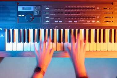 Piyano klavyesi çalan profesyonel müzisyen, eller yukarı görünüm, müzik ve eğlence konsepti