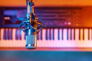 Stüdyoda profesyonel piyano klavyesi ve mikrofon: müzik ve eğlence konsepti