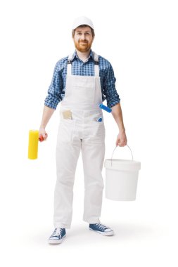 Beyaz arka planda izole edilmiş bir boya kovası ve boya rulosu tutan bir boyacının portresi.