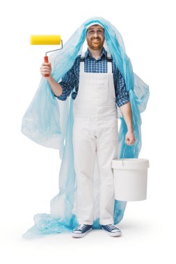 Beyaz arka planda izole edilmiş toz örtüsüyle kaplanmış mutlu bir boyacı.