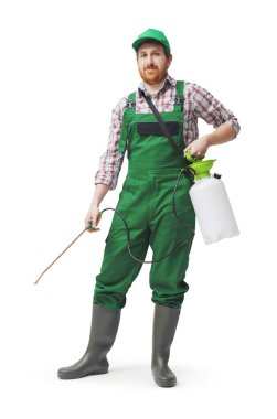 İşteki mutlu bahçıvan, beyaz arka planda izole edilmiş bir basınç spreyi kullanıyor.