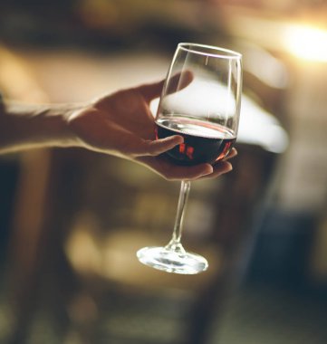 Bir bardak kırmızı şarap, bar arka planda tutan genç adam