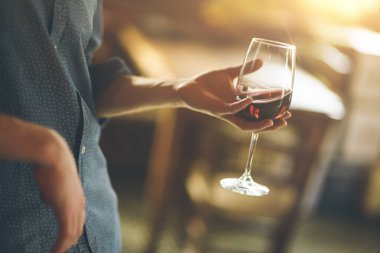 Bir bardak kırmızı şarap, bar arka planda tutan genç adam