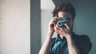 Bir eski vintage fotoğraf makinesi, fotoğraf ve hobi konseptiyle çekim hipster adam