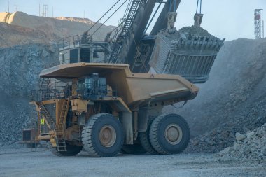 Bu devasa maden kamyonu ağır yükünü alıyor ve açık maden ocağının ortasında tonlarca toprak taşıyor. En zor işler için yaratılmış gerçek bir endüstri canavarı.