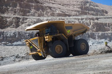 Bu devasa maden kamyonu ağır yükünü alıyor ve açık maden ocağının ortasında tonlarca toprak taşıyor. En zor işler için yaratılmış gerçek bir endüstri canavarı.