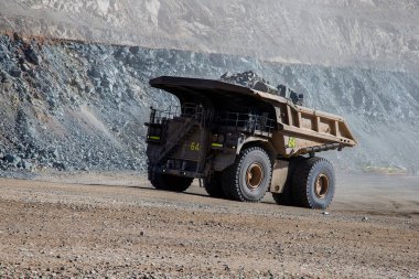 Bu devasa maden kamyonu ağır yükünü alıyor ve açık maden ocağının ortasında tonlarca toprak taşıyor. En zor işler için yaratılmış gerçek bir endüstri canavarı.
