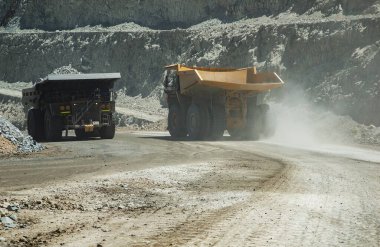 Bu devasa maden kamyonu ağır yükünü alıyor ve açık maden ocağının ortasında tonlarca toprak taşıyor. En zor işler için yaratılmış gerçek bir endüstri canavarı.