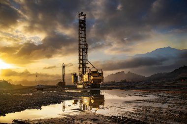 Blasthole matkap veya matkap, madencilik, inşaat ve taş ocağı endüstrisinde kullanılan özel bir ağır ekipman parçasıdır. Birincil amacı yerde ya da kayada delikler açmaktır.