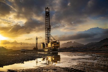 Blasthole matkap veya matkap, madencilik, inşaat ve taş ocağı endüstrisinde kullanılan özel bir ağır ekipman parçasıdır. Birincil amacı yerde ya da kayada delikler açmak.