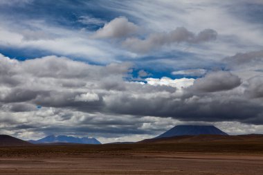 Misti Volcano, Peru 'nun güneyindeki Arequipa yakınlarında bulunan ikonik ve aktif bir stratovolcano. And Dağları 'nın en önemli volkanlarından biridir ve neredeyse simetrik ve konik şekliyle bilinir..
