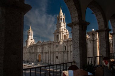 Arequipa, Beyaz Şehir, volkanik taşın yüzyıllardır süren tarih ve canlı kültürle buluştuğu yer. Her köşenin bir hikaye anlattığı bir yer..