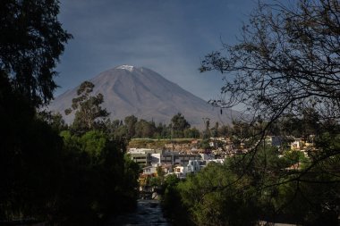Misti Volcano, Peru 'nun güneyindeki Arequipa yakınlarında bulunan ikonik ve aktif bir stratovolcano. And Dağları 'nın en önemli volkanlarından biridir ve neredeyse simetrik ve konik şekliyle bilinir..