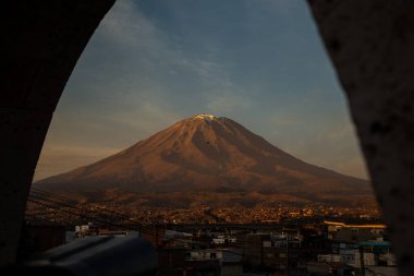 Misti Volcano, Peru 'nun güneyindeki Arequipa yakınlarında bulunan ikonik ve aktif bir stratovolcano. And Dağları 'nın en önemli volkanlarından biridir ve neredeyse simetrik ve konik şekliyle bilinir..