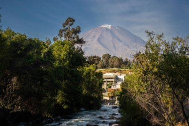 Misti Volcano, Peru 'nun güneyindeki Arequipa yakınlarında bulunan ikonik ve aktif bir stratovolcano. And Dağları 'nın en önemli volkanlarından biridir ve neredeyse simetrik ve konik şekliyle bilinir..