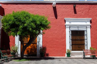 Arequipa, Beyaz Şehir, volkanik taşın yüzyıllardır süren tarih ve canlı kültürle buluştuğu yer. Her köşenin bir hikaye anlattığı bir yer..