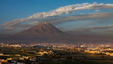 Misti Volcano, Peru 'nun güneyindeki Arequipa yakınlarında bulunan ikonik ve aktif bir stratovolcano. And Dağları 'nın en önemli volkanlarından biridir ve neredeyse simetrik ve konik şekliyle bilinir..