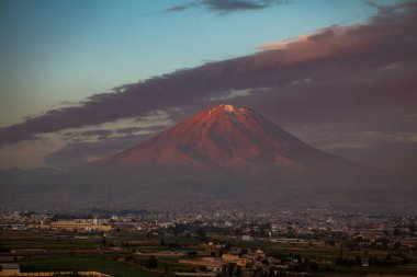 Misti Volcano, Peru 'nun güneyindeki Arequipa yakınlarında bulunan ikonik ve aktif bir stratovolcano. And Dağları 'nın en önemli volkanlarından biridir ve neredeyse simetrik ve konik şekliyle bilinir..