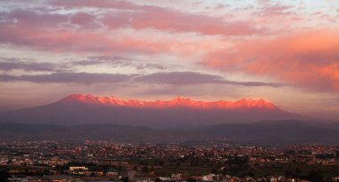 Arequipa, Beyaz Şehir, volkanik taşın yüzyıllardır süren tarih ve canlı kültürle buluştuğu yer. Her köşenin bir hikaye anlattığı bir yer..