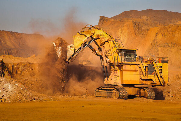 карьерный экскаватор - крупнотоннажная строительная машина, предназначенная специально для рытья и погрузки материалов в горные работы.