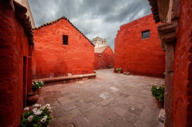 Santa Catalina manastırı Dominikli rahibeler için bir manastır olarak kuruldu. Büyüleyici mimarisi, canlı renkleri ve İspanyol sömürgeci ve yerel etkilerinin eşsiz karışımı ile ünlüdür..