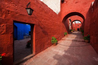 Santa Catalina manastırı Dominikli rahibeler için bir manastır olarak kuruldu. Büyüleyici mimarisi, canlı renkleri ve İspanyol sömürgeci ve yerel etkilerinin eşsiz karışımı ile ünlüdür..