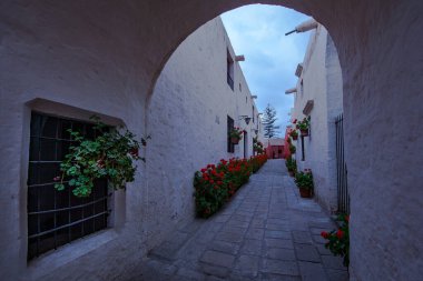 Santa Catalina manastırı Dominikli rahibeler için bir manastır olarak kuruldu. Büyüleyici mimarisi, canlı renkleri ve İspanyol sömürgeci ve yerel etkilerinin eşsiz karışımı ile ünlüdür..