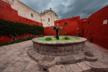 Santa Catalina manastırı Dominikli rahibeler için bir manastır olarak kuruldu. Büyüleyici mimarisi, canlı renkleri ve İspanyol sömürgeci ve yerel etkilerinin eşsiz karışımı ile ünlüdür..